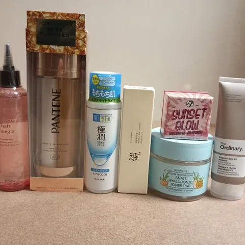 APPROXIMATELY 15 ASSORTED HEALTH & BEAUTY PRODUCTS TO INCLUDE THE ORDINARY , PANTENE AND HAIR VINEGAR