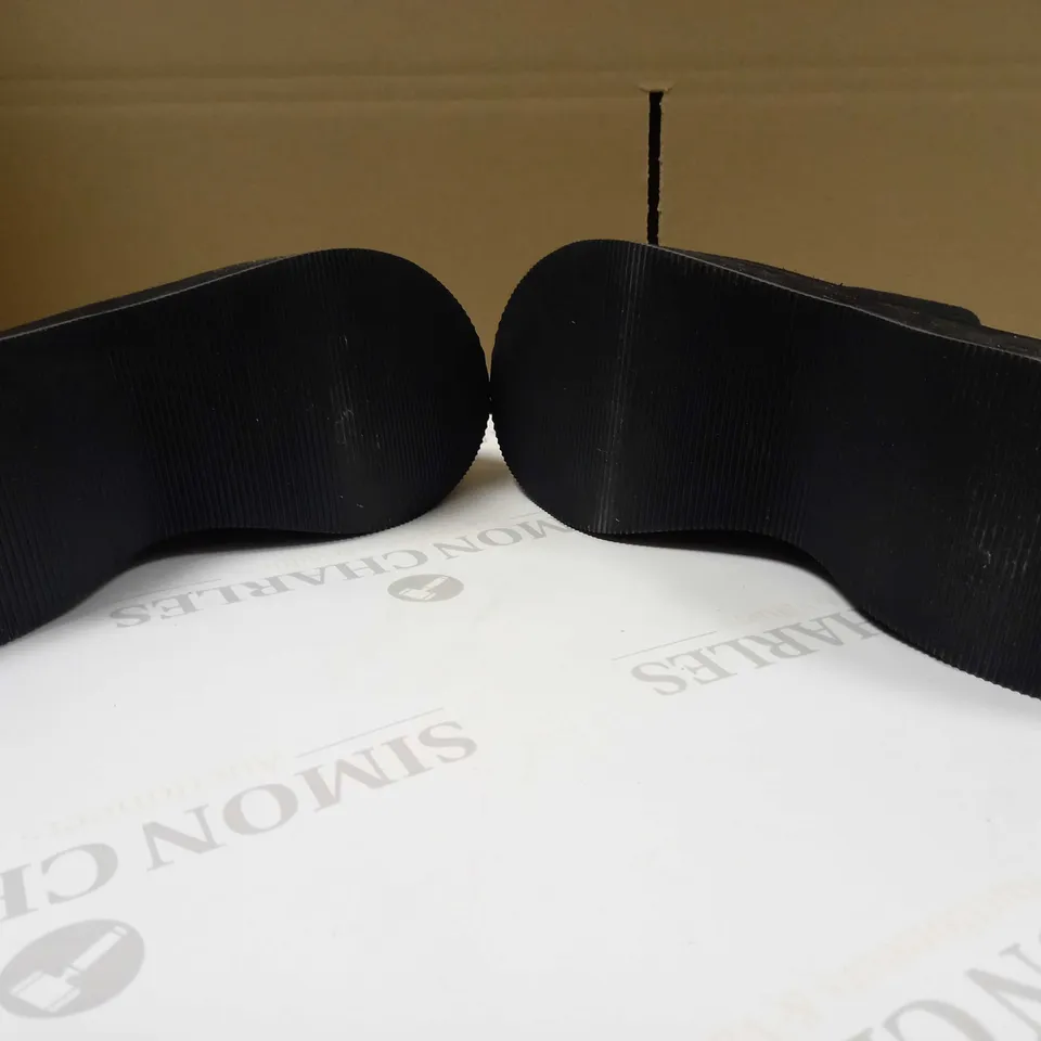 KOI BLACK/PIG DETAILED PLATFORM SANDALS