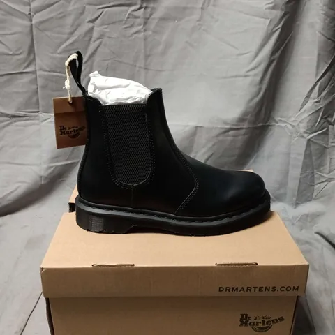 BOXED PAIR OF DR. MARTENS 2976 MONO BLACK CHELSEA BOOTS – UK 6