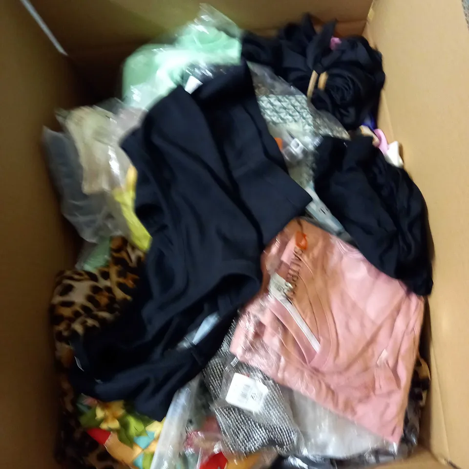 BOX OF APPROX 35 ASSORTED CLOTHING ITEMS TO INCLUDE - DRESSES, T-SHIRTS AND TROUSERS