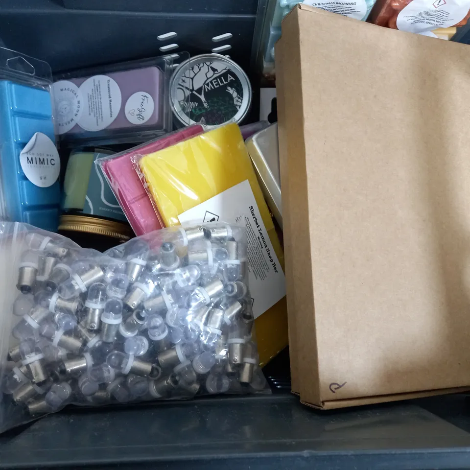 BOX OF APPROX 20 ASSORTED ITEMS TO INCLUDE - WHITE JASMIN CANDLE - SCENTUAL AROMA COCONUT - CANDLE WAX ECT