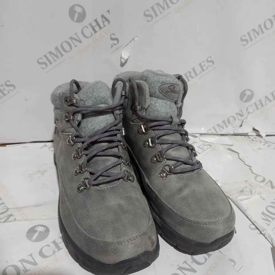 BOXED SKECHERS SYNERGY WARM TECH BOOTS, GREY - SIZE 5 