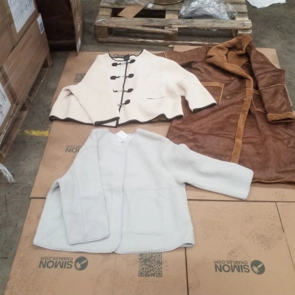 PALLET OF APPROXIMATELY 105 BRAND NEW WOMEN'S QUALITY DESIGNER CLOTHING ITEMS TO INCLUDE; SIMPLY BE MAXI AVIATOR, SIMPLY BE GREY  BORG JACKET, JD WILLIAM'S  DUFFLE JAKET
