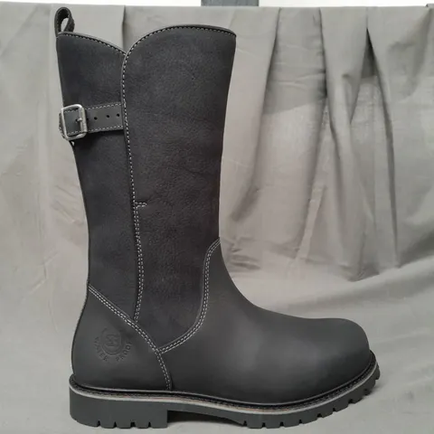 BOXED PAIR OF BAREBACK QUEBEC WATERPROOF BOOTS IN BLACK EU SIZE 38