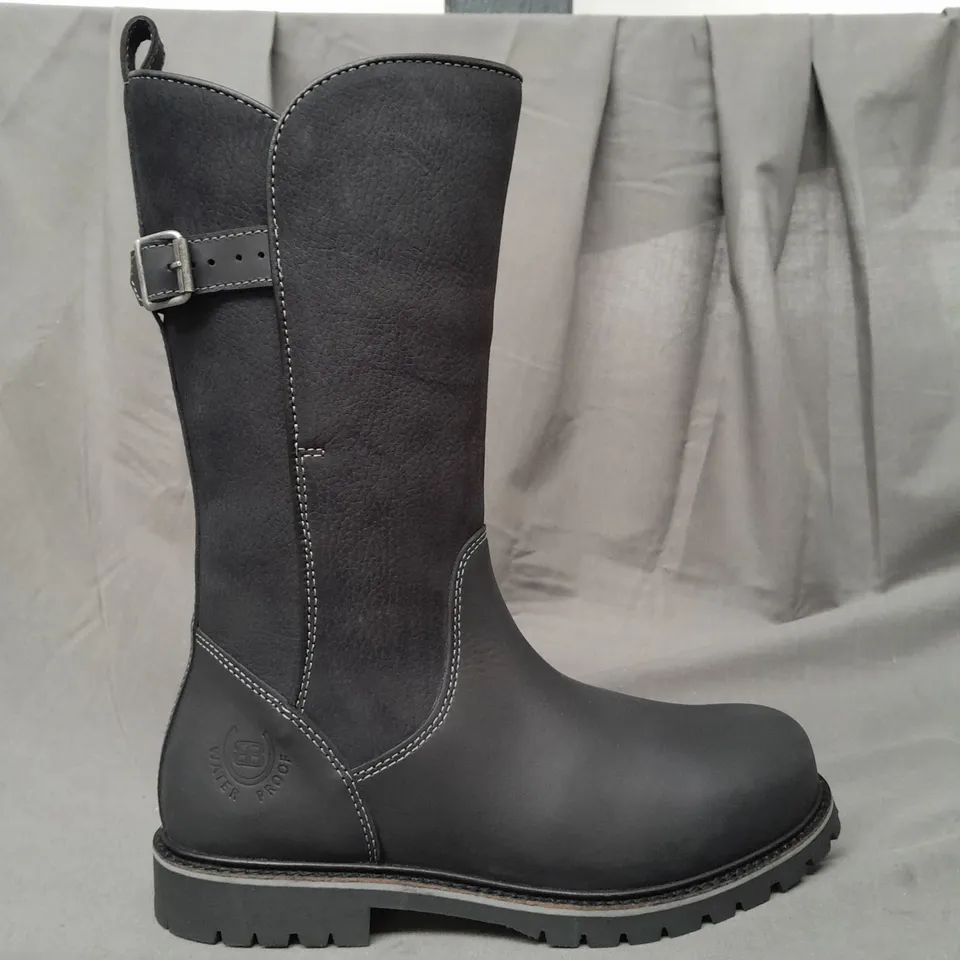BOXED PAIR OF BAREBACK QUEBEC WATERPROOF BOOTS IN BLACK EU SIZE 38
