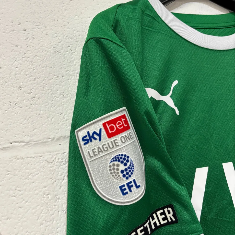 STOCKPORT COUNTY F.C LEAGUE ONE MATCH WORN THIRD KIT IN GREEN - UK M / JACK HUNT #31