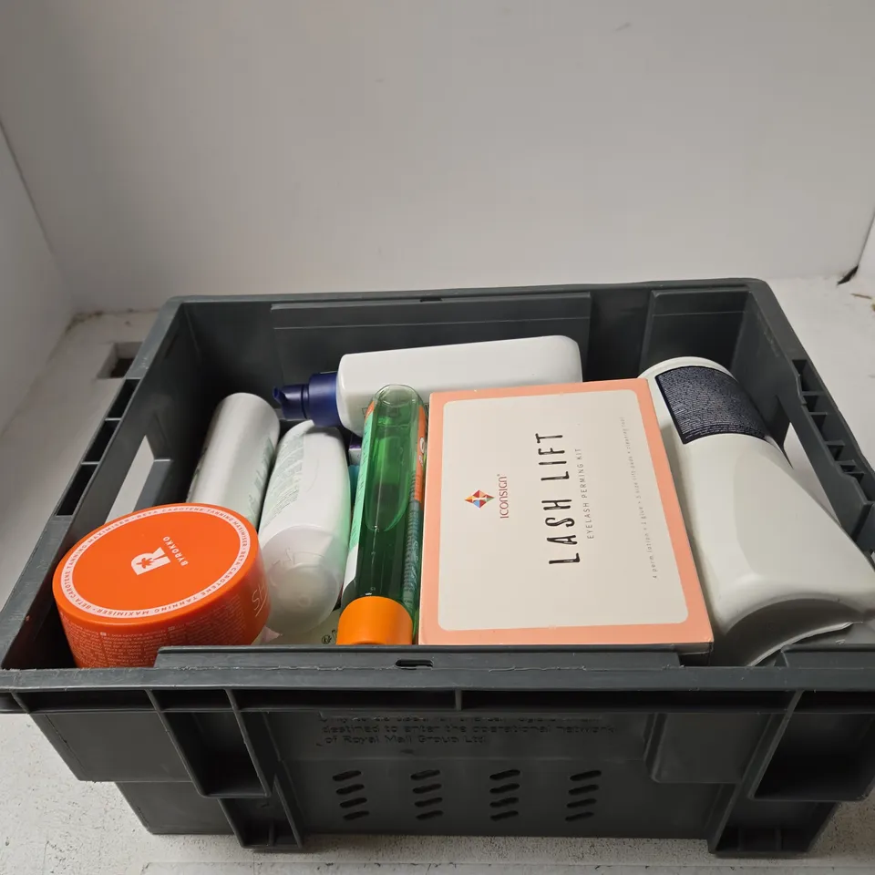 TOTE OF APPROXIMATELY 10 ASSORTED BEAUTY PRODUCTS INCLUDING BURTS BEES TINTED LIP BALM BYROKKO SHINE BROWN AND ICONSIGN LASH LIFT