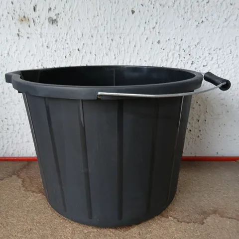PALLET OF APPROXIMATELY 300 BRAND NEW BLACK PLASTIC BUCKET WITH METAL CARRY HANDLE –