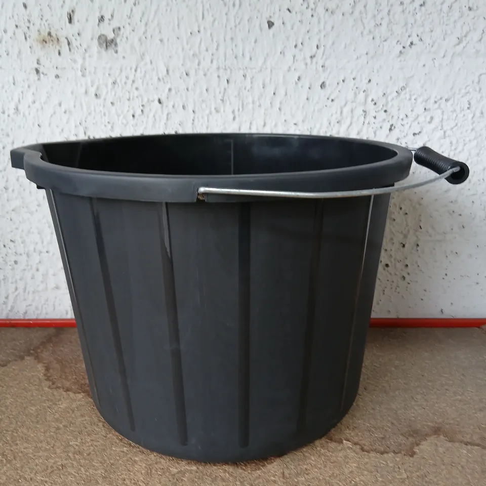 PALLET OF APPROXIMATELY 300 BRAND NEW BLACK PLASTIC BUCKET WITH METAL CARRY HANDLE –