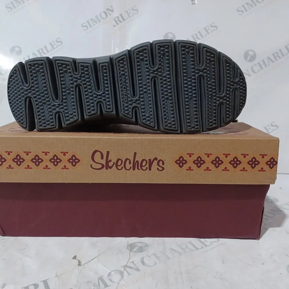 BOXED SKECHERS SYNERGY WARM TECH BOOTS, GREY - SIZE 5 