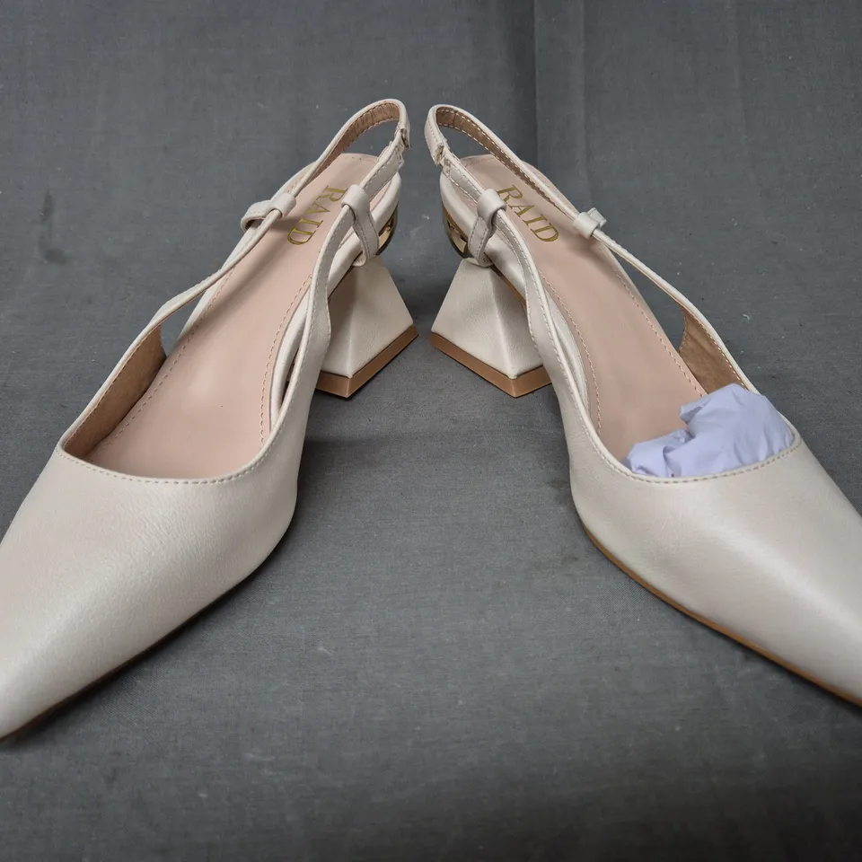 BOXED PAIR OF RAID LONDON POINTED TOE BLOCK HEEL SHOES IN OFF WHITE SIZE 6