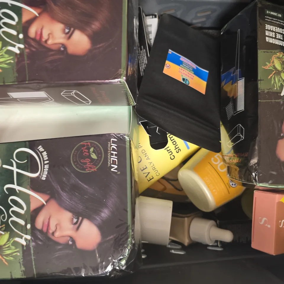 APPROXIMATELY 15 ASSORTED COSMETIC ITEMS INCLUDING VARIOUS MAKES AND BRANDS - COLLECTION ONLY