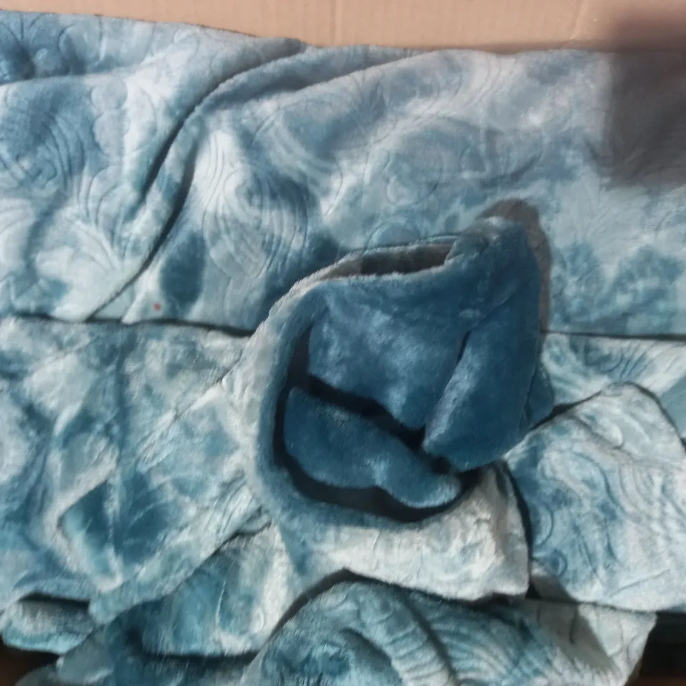 BOXED COZEE HOME EMBOSSED OMBRE SWIRL VELVETSOFT 4 PIECE DUVET SET - DOUBLE