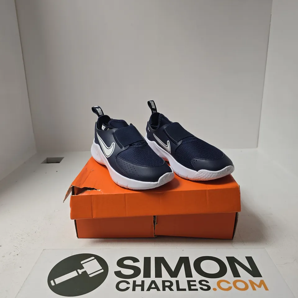 BOXED PAIR OF NIKE FLEX RUNNERS SIZE UK 4