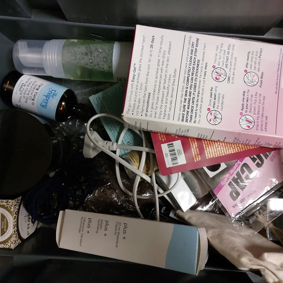 BOX OF APPROX 15 COSMETIC ITEMS TO INCLUDE DOVE SELF TAN LOTION, BOOTS FOAMING FACE WASH, PIZ BUIN SUN LOTION