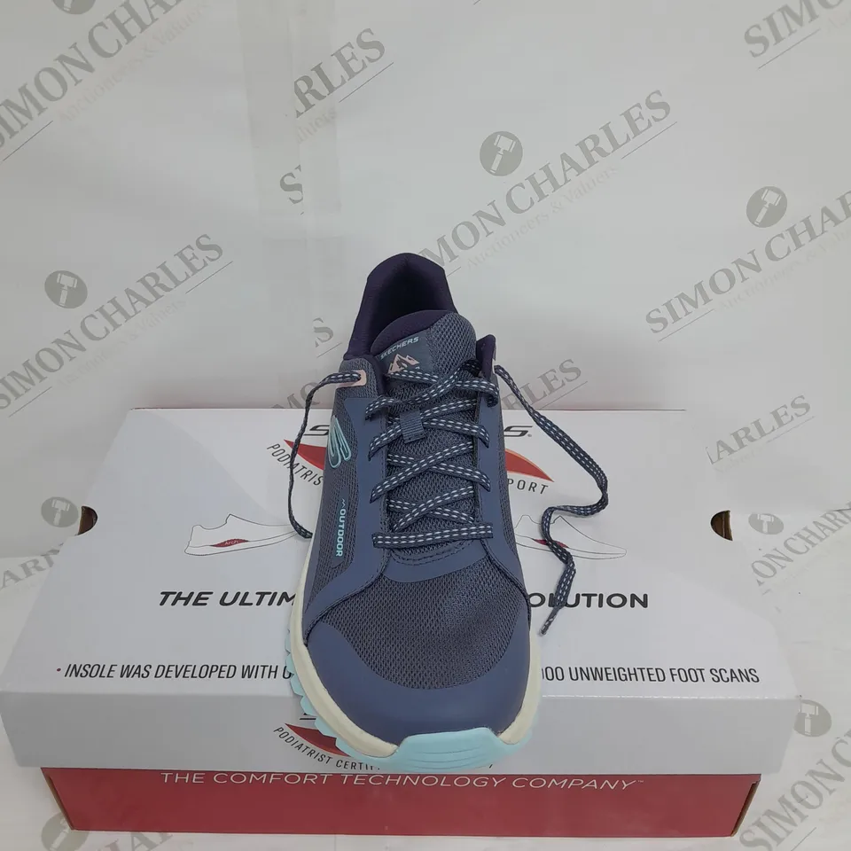 BOXED PAIR OF SKETCHERS SIZE 7 TRAINERS 