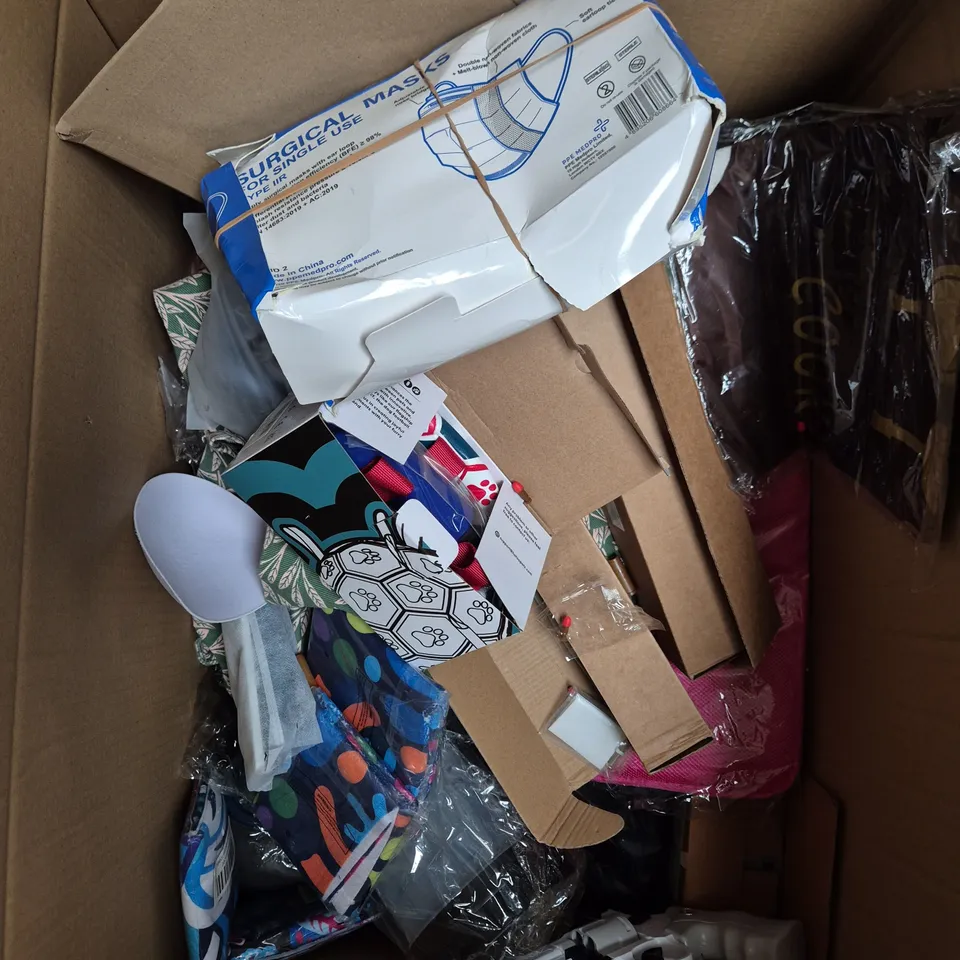 APPROXIMATELY 20 ASSORTED HOUSEHOLD PRODUCTS TO INCLUDE PAW CLEANER, HI-VIS JACKET, NECK CUSHION ETC