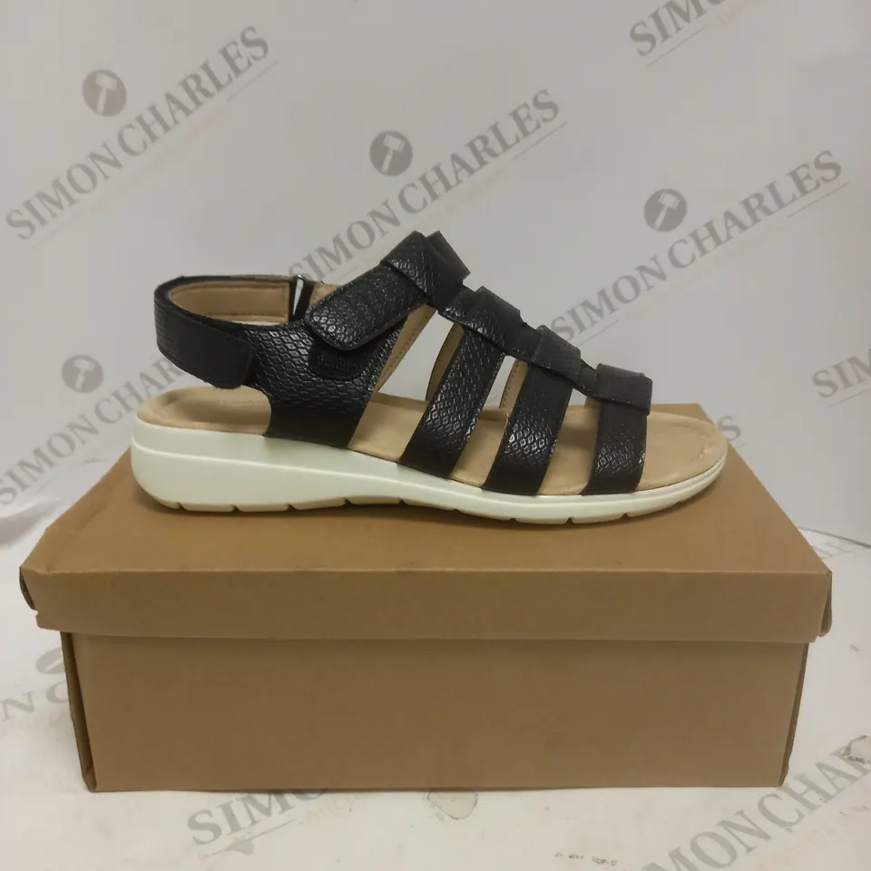 BOXED PAIR OF CUSHION WALK ONE TOUCH CLOSE SANDALS IN BLACK - SIZE 7