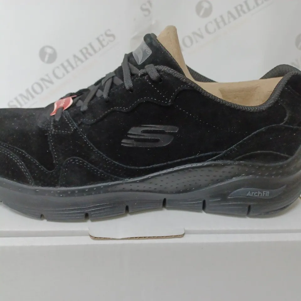 SKECHERS ARCH FIT TRAINERS BLACK SIZE 8