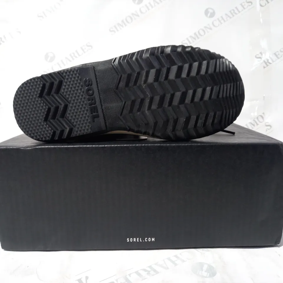 BOXED PAIR OF SOREL WINTER CARNIVAL BOOTS IN GREY/BLACK UK SIZE 3