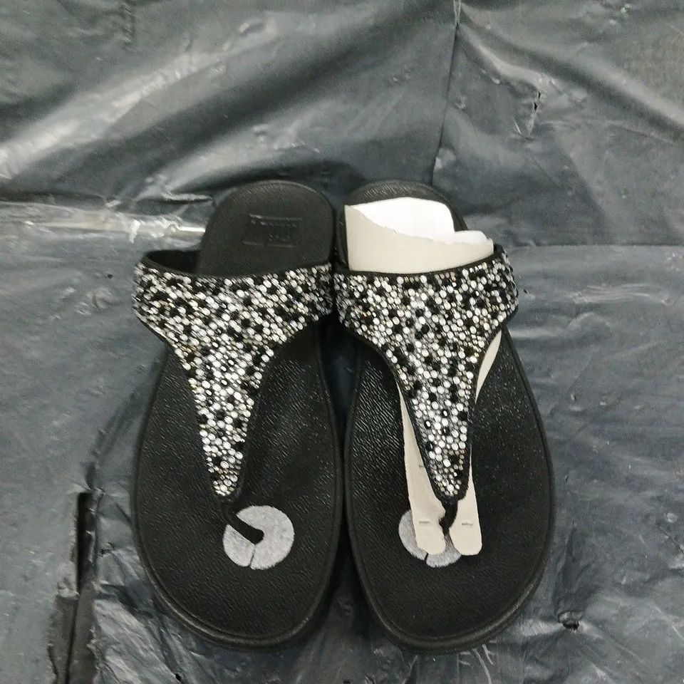 BOXED PAIR OF FITFLOP LULU SANDALS - UK SIZE 8