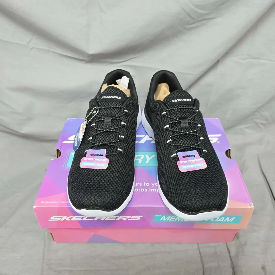 BOXED PAIR OF SKECHERS SUMMITS QUICK LAPSE TRAINERS IN BLACK - UK 5