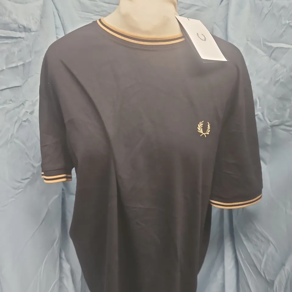 FRED PERRY TWIN TIPPED T-SHIRT – BLACK/STONE – XL