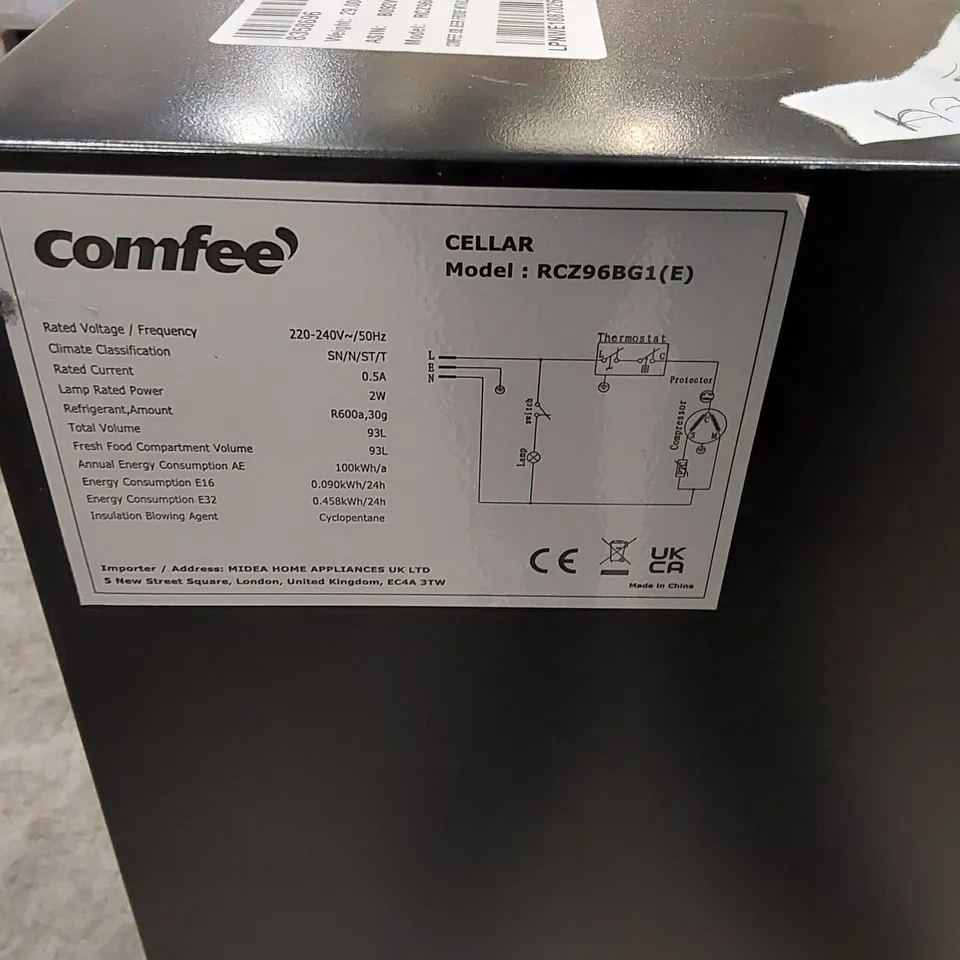 COMFEE' RCZ96BG1(E) UNDER COUNTER BEER & DRINKS FRIDGE - 93L CAPACITY, HOLDS UP TO 115 CANS, PREMIUM TEMPERATURE PERFORMANCE (2℃ TO 15℃), FULL LENGTH LOW-E GLASS & LED LIGHTS, LOW NOISE