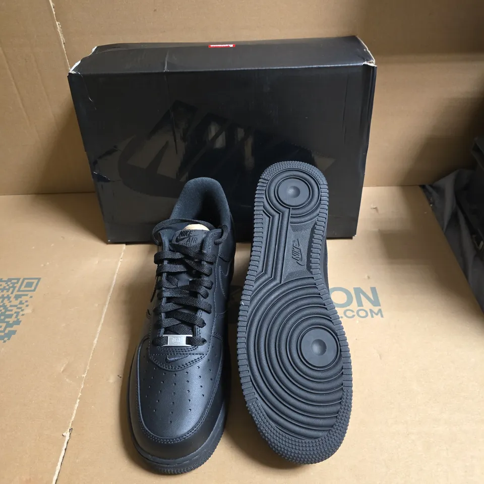 BOXED NIKE AIR FORCE 1 LOW TRAINERS - UK SIZE 10.5