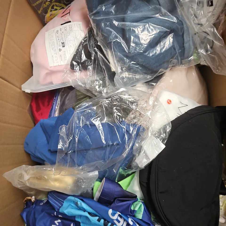 BOX OF APPROXIMATELY 20 ASSORTED CLOTHING ITEMS TO INCLUDE TOPS, DRESS, JEANS, ETC
