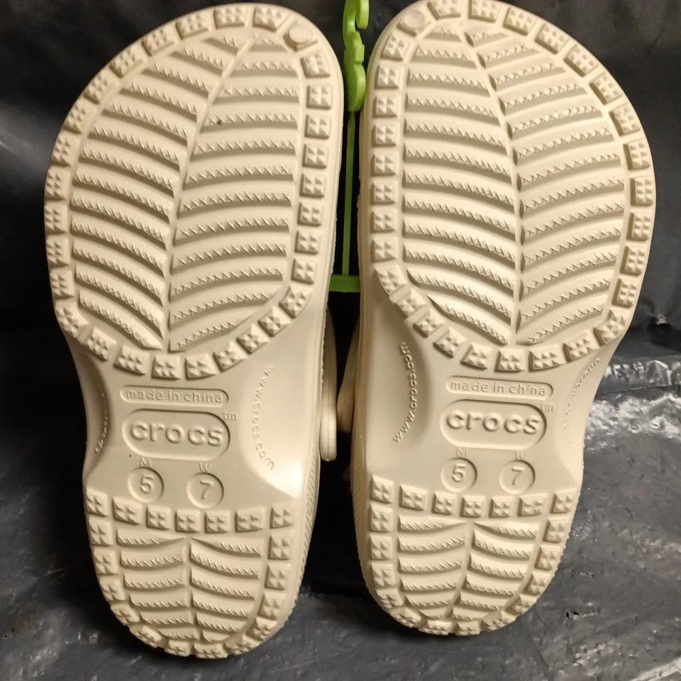 CROCS CLASSIC IN BONE WHITE - UK M4/W4