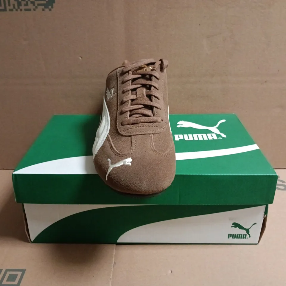 BOXED PAIR OF PUMA SPEEDCAT TRAINERS IN COFFEE/IVORY SIZE UK 6.5