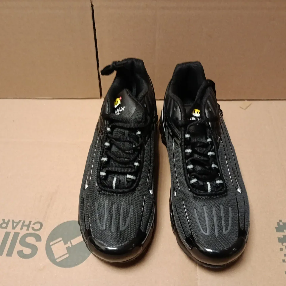 UNBOXED PAIR OF NIKE AIR MAX PLUS TRAINERS IN BLACK - UK 7