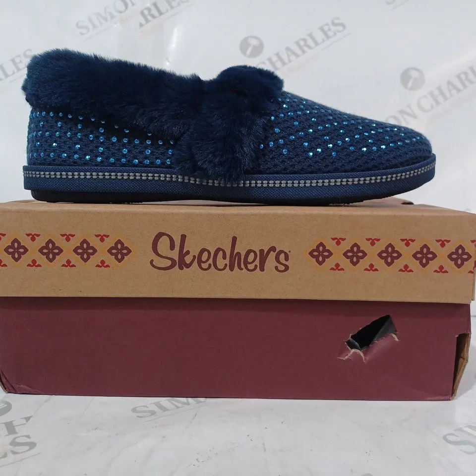 BOXED PAIR OF SKECHERS COZY SLIPPERS IN NAVY SIZE 4.5