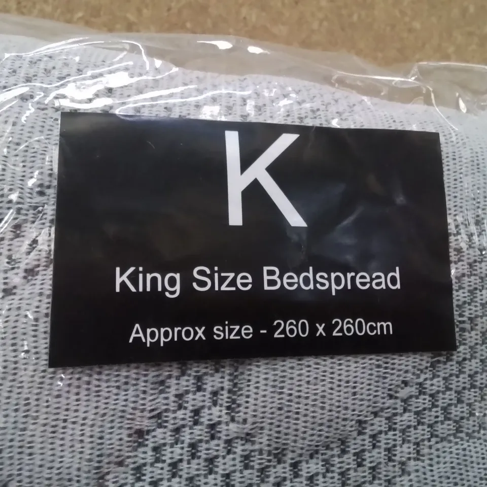 BRAND NEW MODA DE CASA KINGSIZE BED SPREAD -GREY-