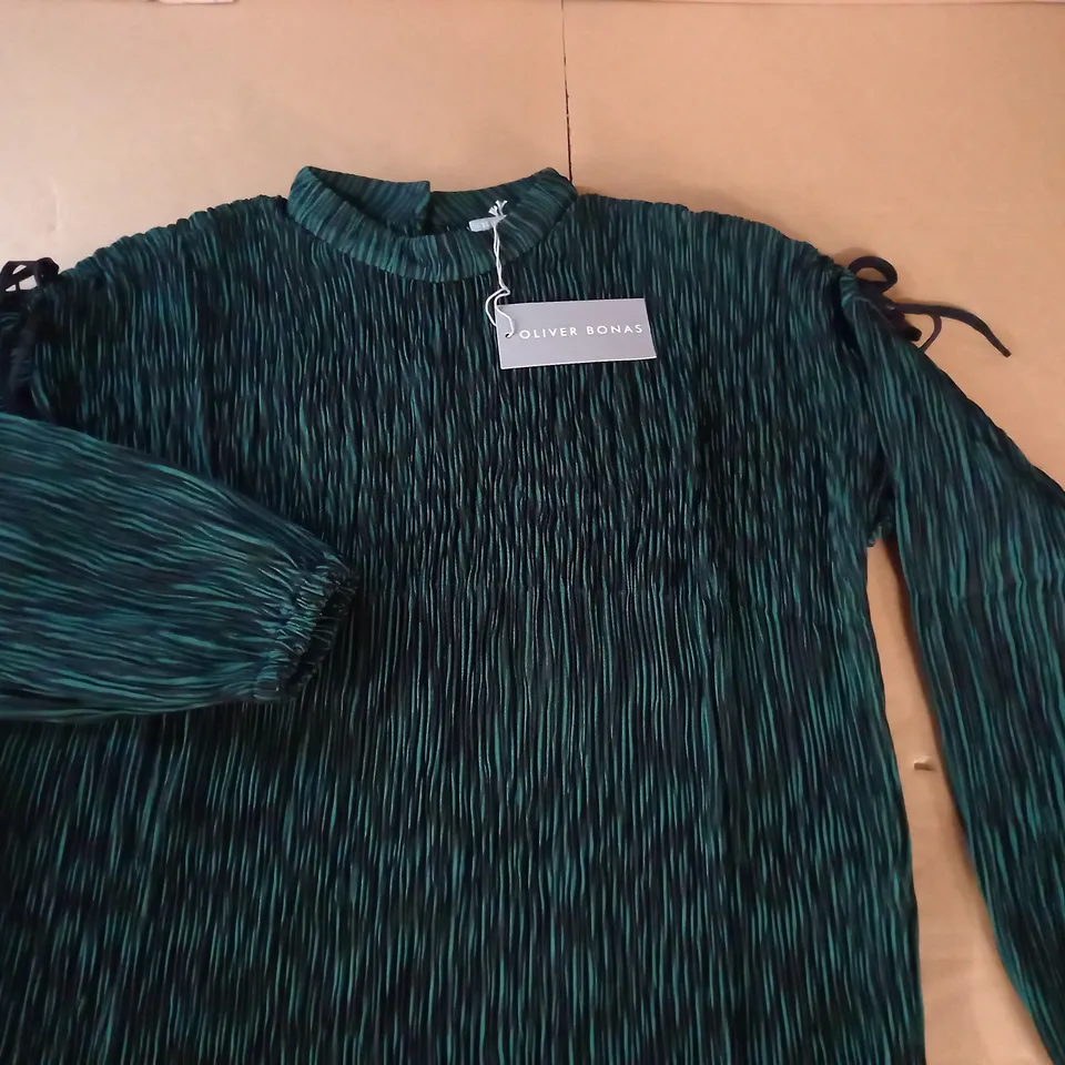 OLIVER BONAS LACIA TEXTURED PRINT TOP IN GREEN - 10