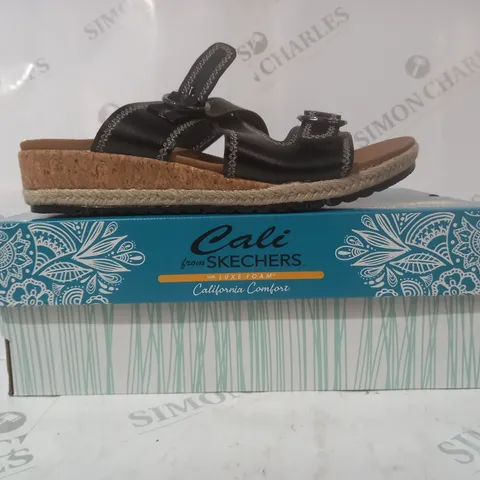 BOXED PAIR OF CALI FROM SKECHERS LUXE FOAM OPEN TOE SANDALS IN BLACK SIZE 6