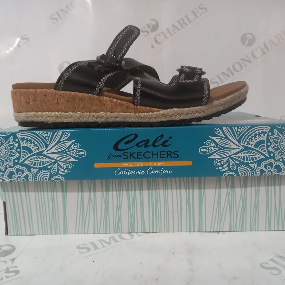 BOXED PAIR OF CALI FROM SKECHERS LUXE FOAM OPEN TOE SANDALS IN BLACK SIZE 6
