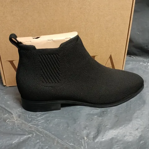 BOXED VIVAIA RYANPRO WATER REPELLENT BOOTS IN BLACK - UK 7