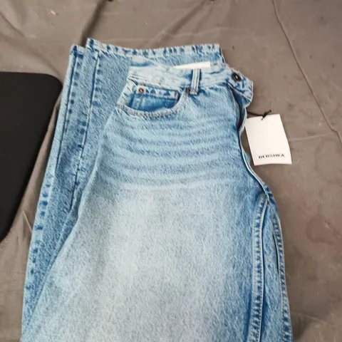 BERSHKA BOYFRIEND PETITE JEANS – LIGHT WASH DENIM, UK 6 (US 2 / EU 34)