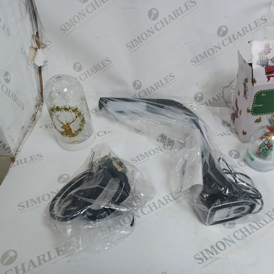 ASSORTED HOUSEHOLD ITEMS TO INCLUDE PRE LIT WREATH, HANGING OUTDOOR LANTERNS, AND OUTDOOR INDUSTRIAL SPOTLIGHT ETC 