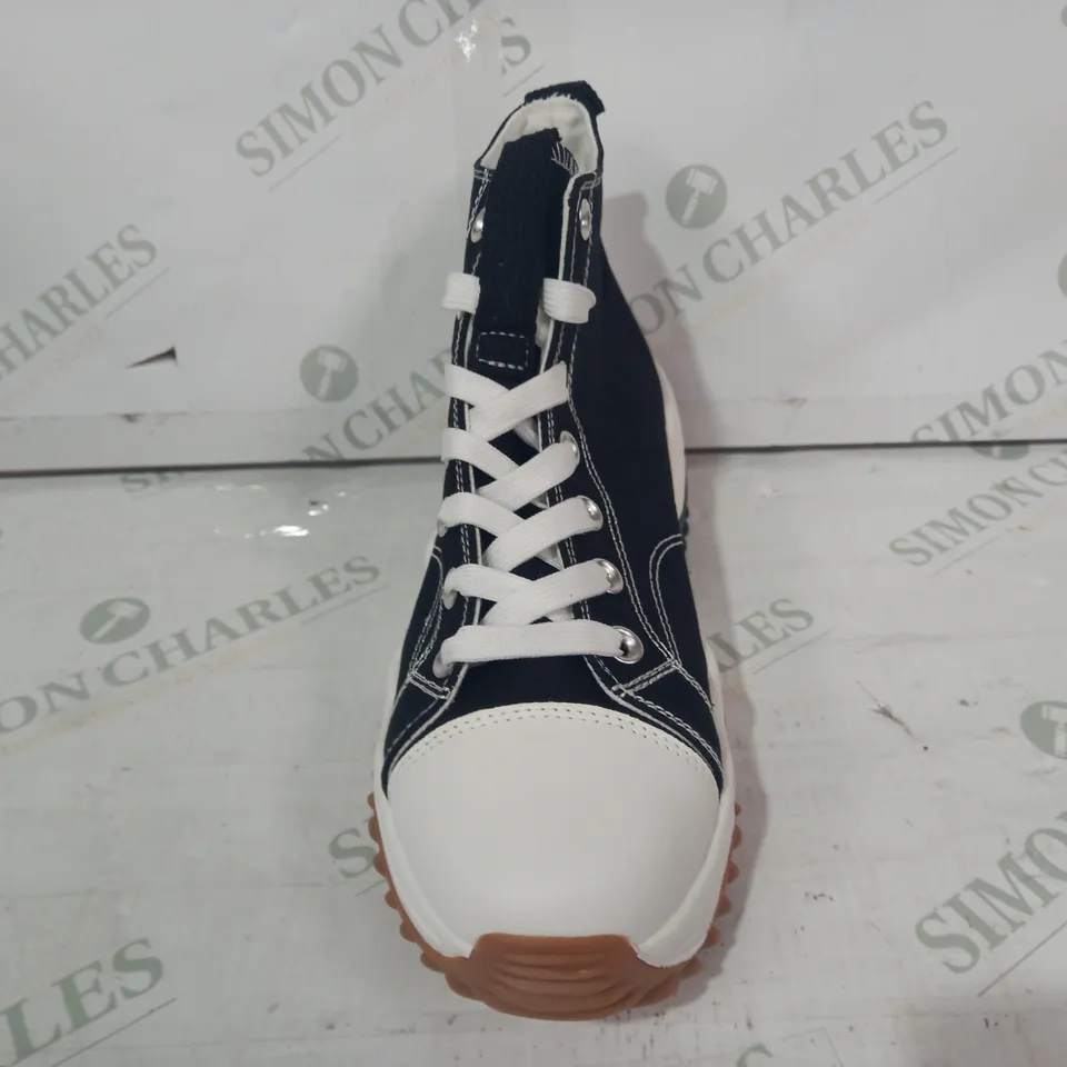 BOXED PAIR OF CONVERSE SHOES IN BLACK EU SIZE 40