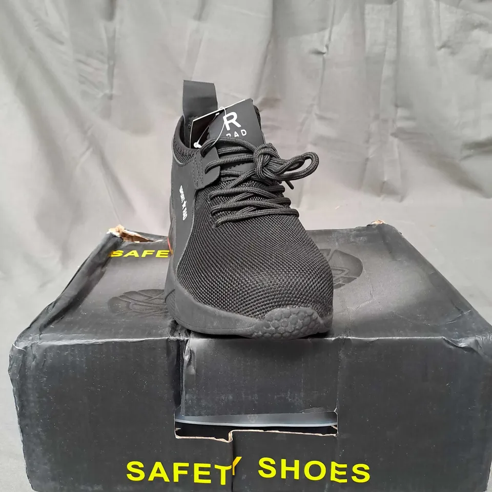 BOXED PAIR OF SAFTEY SHOES SIZE 6