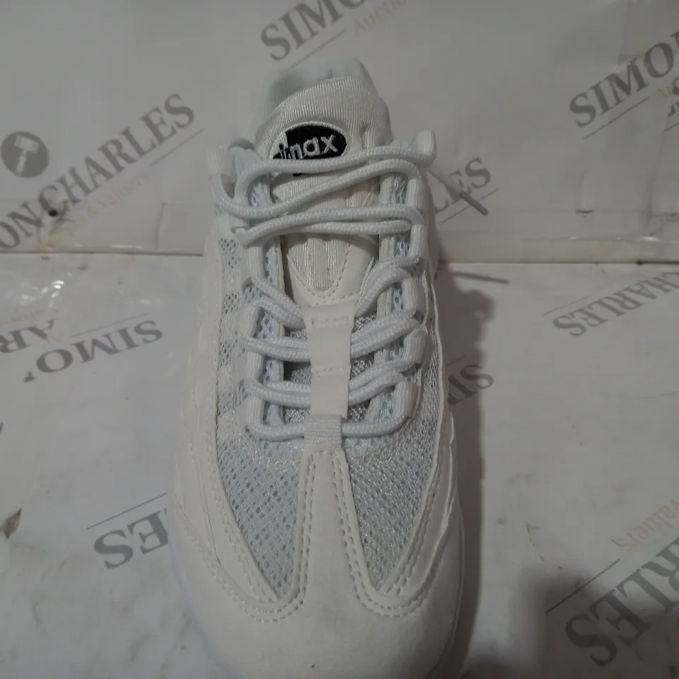 BOXED PAIR OF NIKE AIR MAX SHOES IN WHITE UK SIZE 5.5