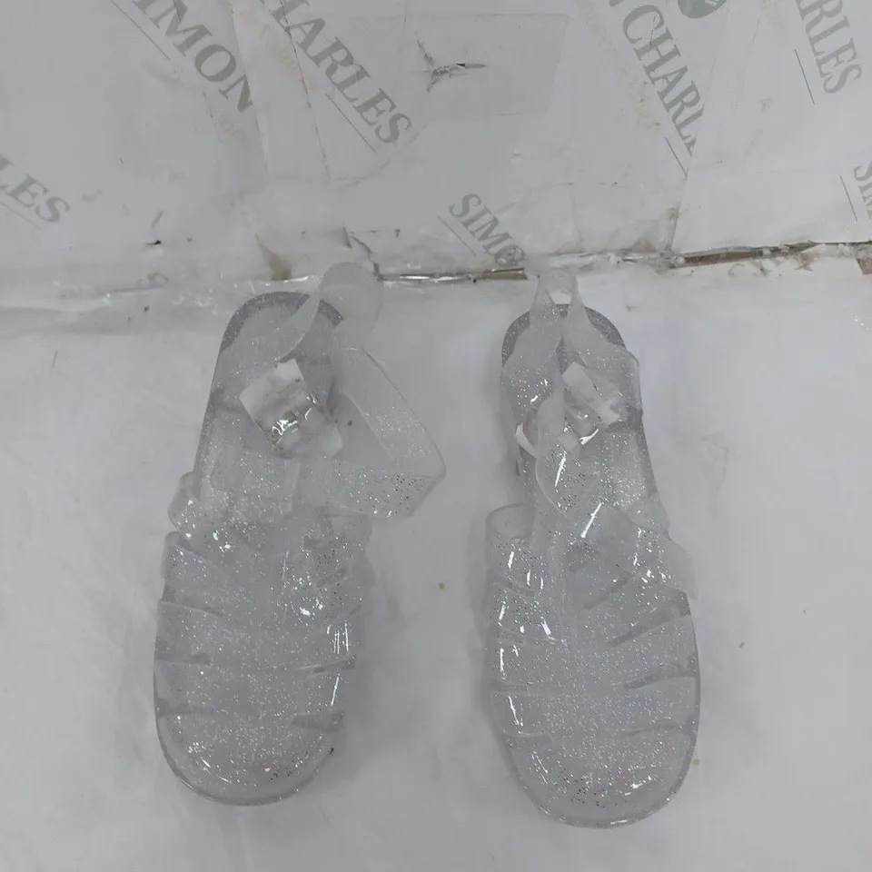 APPROXIMATELY 15 PAIRS OF BAGGED JEWELLED BLOCK HEEL SANDALS IN VARIOUS SIZES 