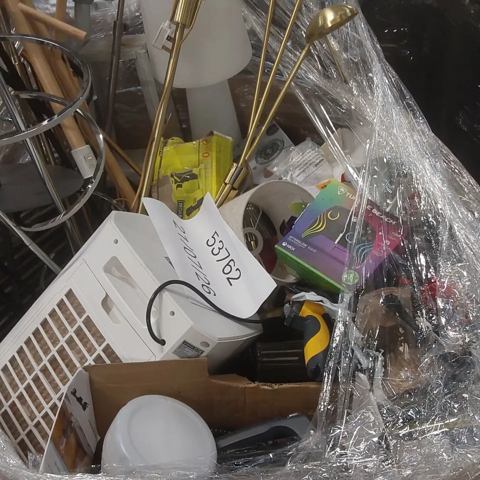 PALLET CONTAINING A VERY LARGE QUANTITY OF ASSORTED ITEMS INCLUDING: FLOOR LAMPS, STATUS 5L AIR COOLER, TURTLE BEACH XBOX CONTROLLER, RYOBI TOOL, WAGNER FENCE SPRAYER ECT