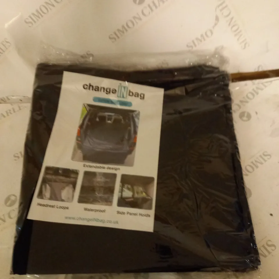 CHANGEINBAG VEHICLE BOOT LINER - WATERPROOF WITH SUCTION CUP FIXING AND SIDE PANEL HOLDS