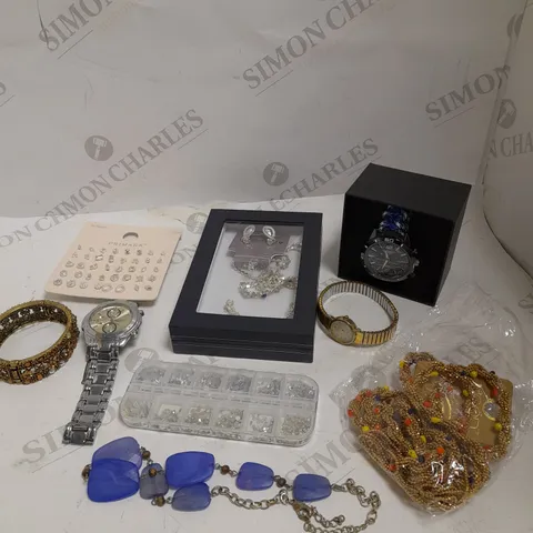 BOX OF APPROXIMATELY 30 ASSORTED LOOSE & BOXED JEWELLERY ITEMS TO INCLUDE WATCHES, RINGS, BRACELETS ETC