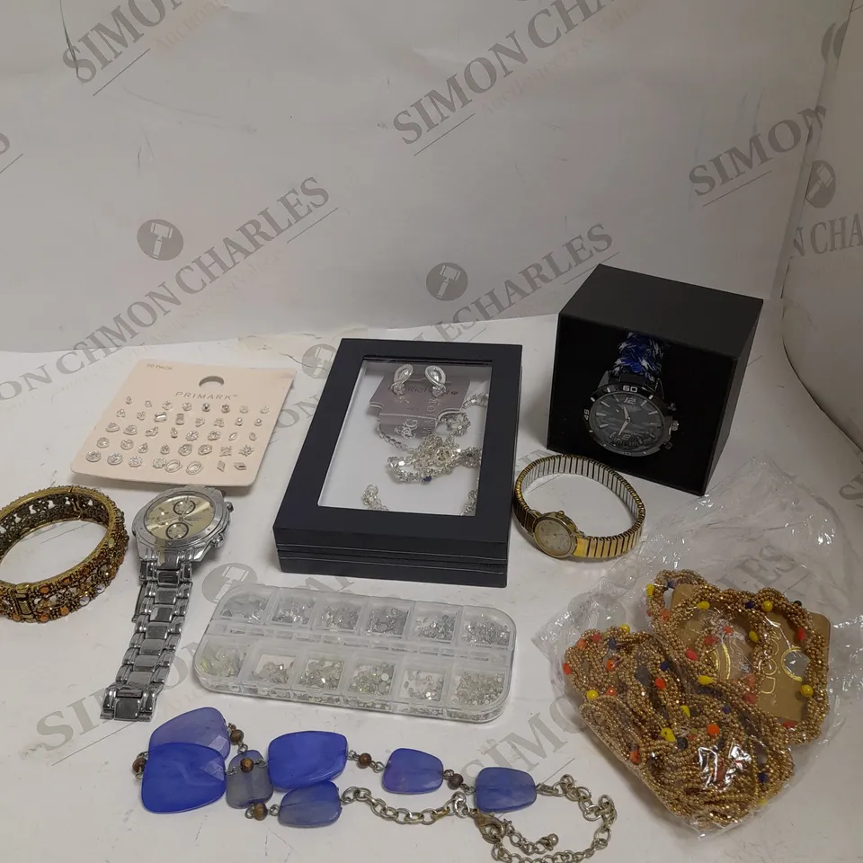 BOX OF APPROXIMATELY 30 ASSORTED LOOSE & BOXED JEWELLERY ITEMS TO INCLUDE WATCHES, RINGS, BRACELETS ETC