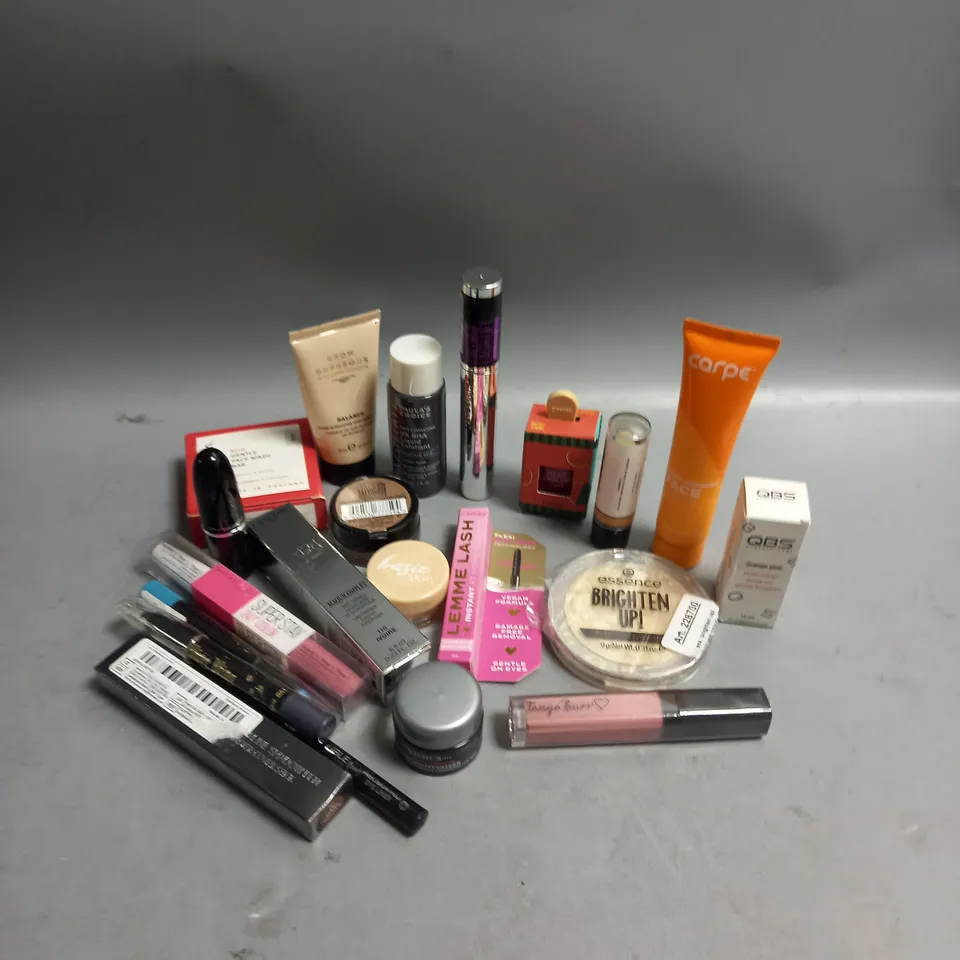LOT OF APPROX. 20 COSMETIC ITEMS TO INCLUDE MAYBELLINE MASCARA, MAC LIPSTICK